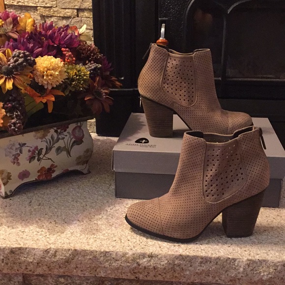 Adam Tucker Shoes - NWB Adam Tucker by Me Too Leather Boots Size 9.5